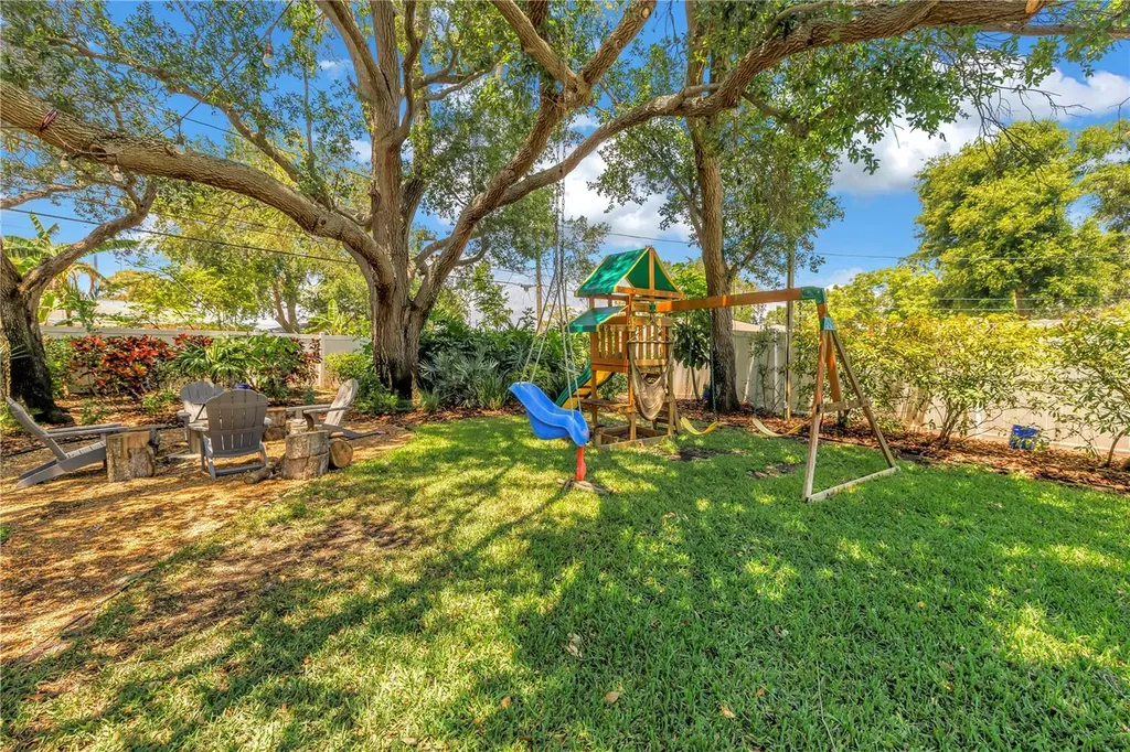 4039 Alberca Way S St Petersburg FL 33712