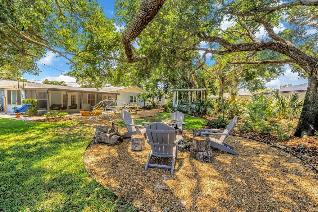 4039 Alberca Way S St Petersburg FL 33712