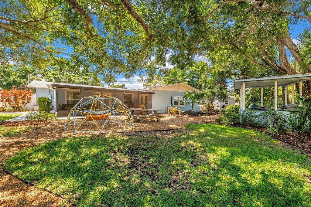 4039 Alberca Way S St Petersburg FL 33712