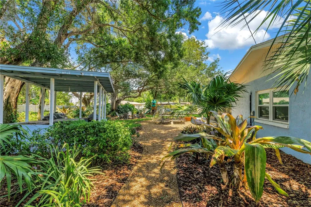 4039 Alberca Way S St Petersburg FL 33712