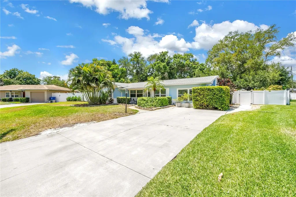 4039 Alberca Way S St Petersburg FL 33712