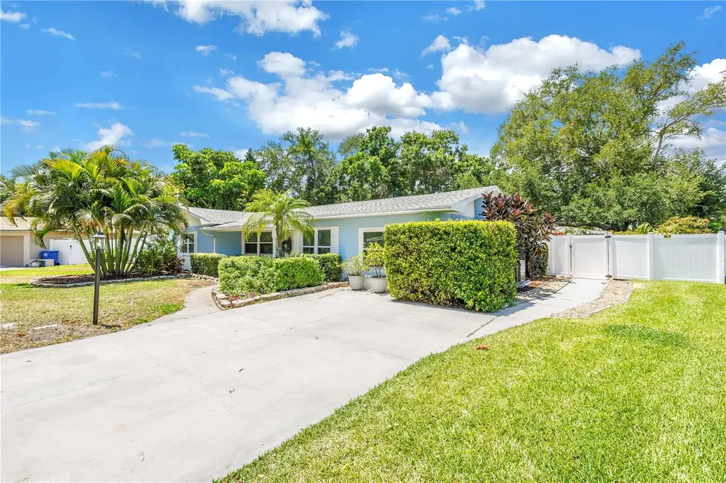 4039 Alberca Way S St Petersburg FL 33712