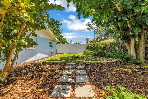 4039 Alberca Way S St Petersburg FL 33712