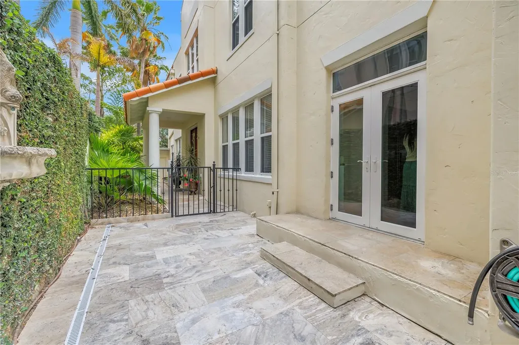 1133 Abbeys Way Tampa FL 33602