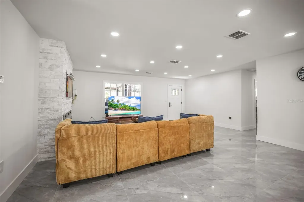 4327 Huntington Street NE St Petersburg FL 33703