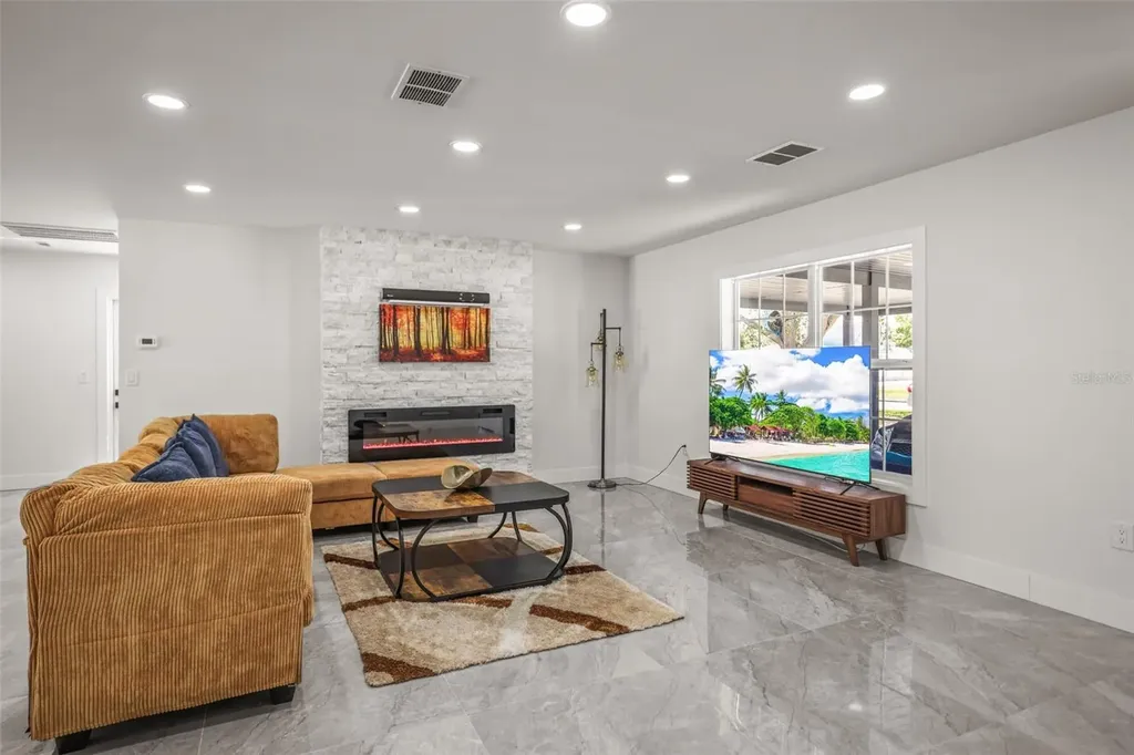 4327 Huntington Street NE St Petersburg FL 33703