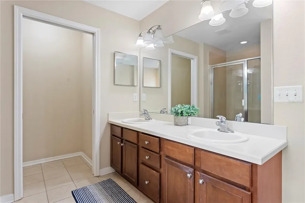 16018 Loneoak View Drive Lithia FL 33547