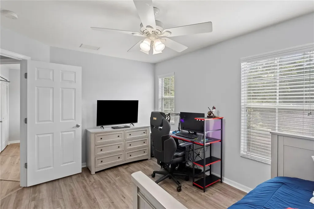 16018 Loneoak View Drive Lithia FL 33547