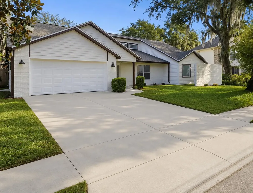 1204 Moondale Court Valrico FL 33596
