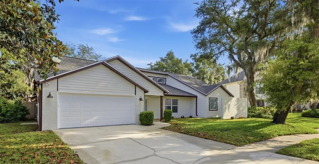 1204 Moondale Court Valrico FL 33596