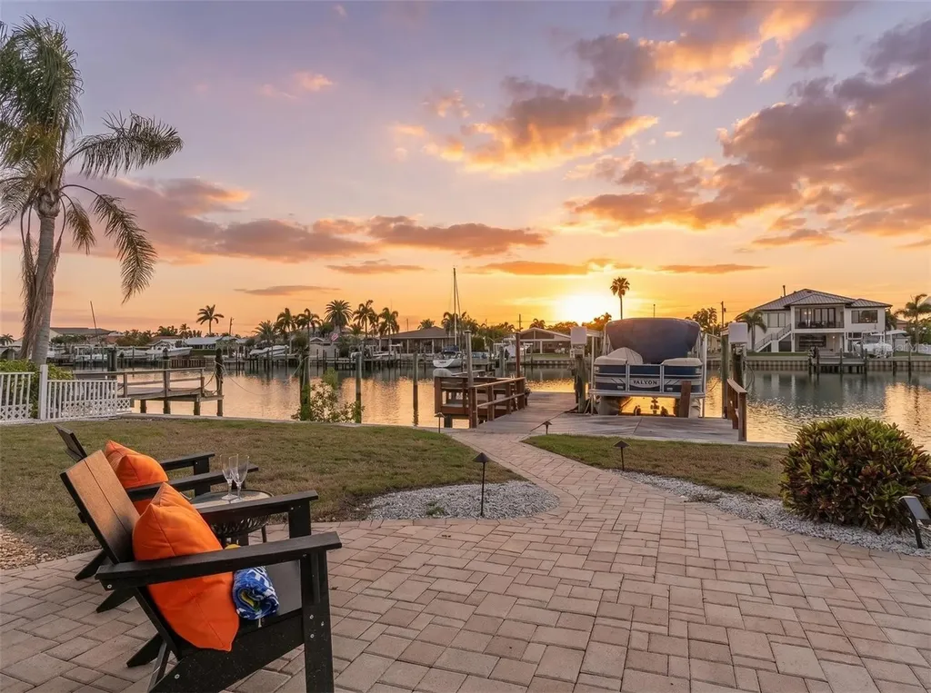 11870 6th Street E Treasure Island FL 33706