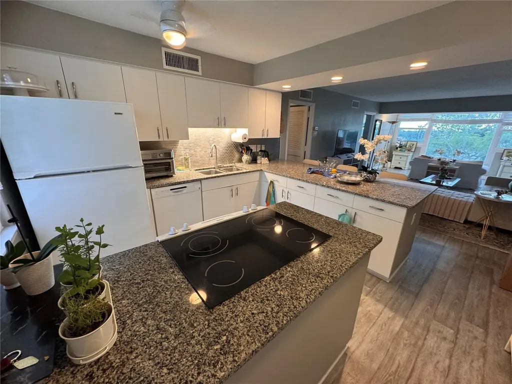 33 S Gulfstream Avenue Sarasota FL 34236