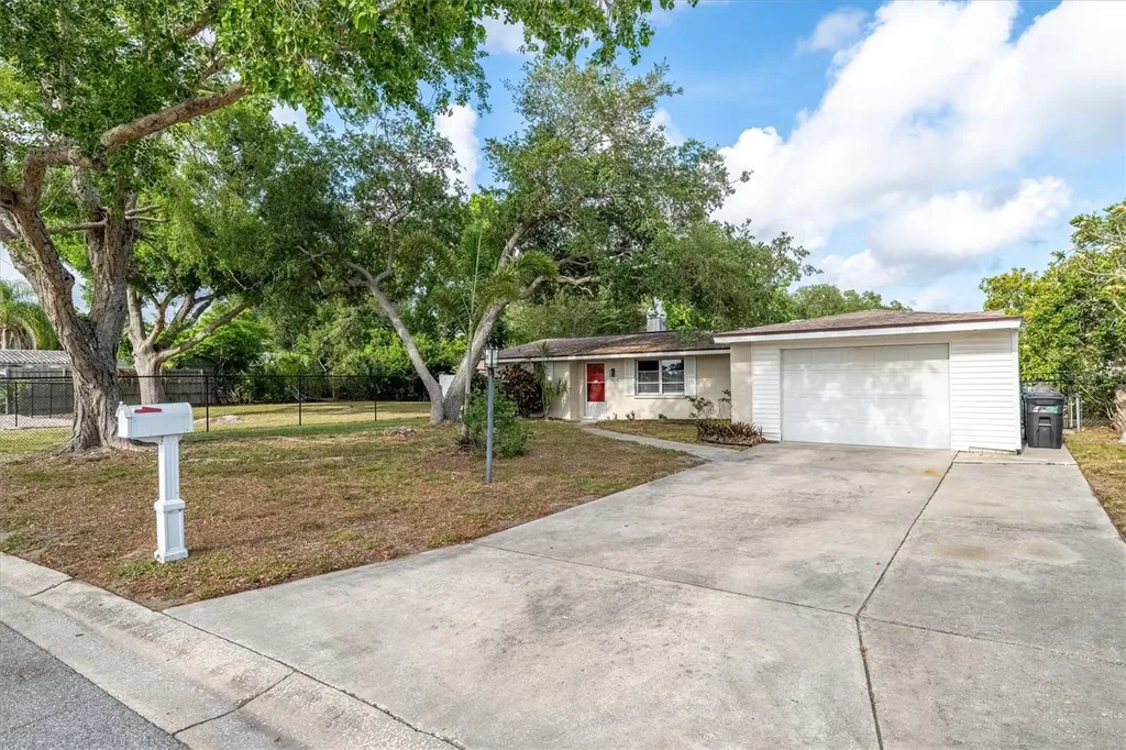 7464 Cass Circle Sarasota FL 34231