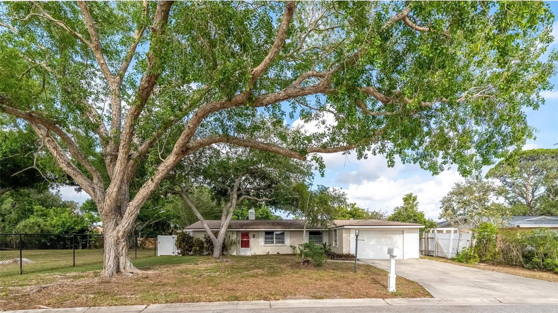 7464 Cass Circle Sarasota FL 34231