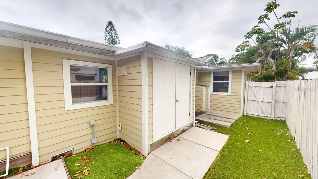 2912 Hawthorne Street Sarasota FL 34239