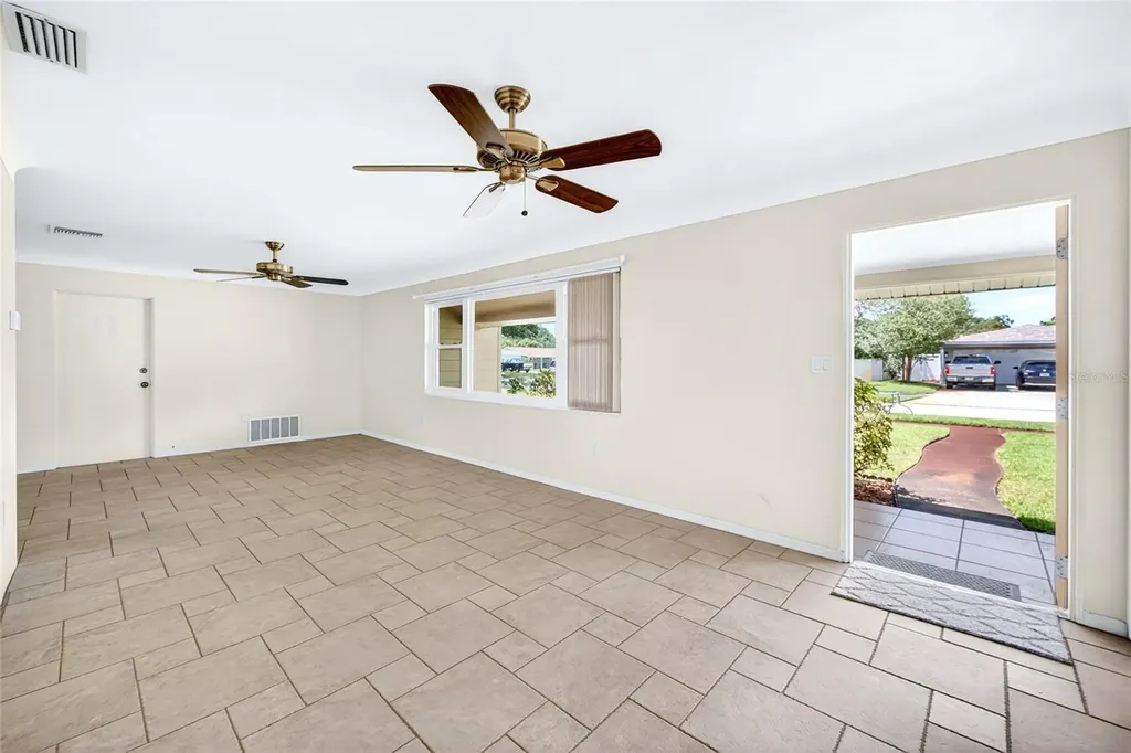 6074 28th Avenue N St Petersburg FL 33710