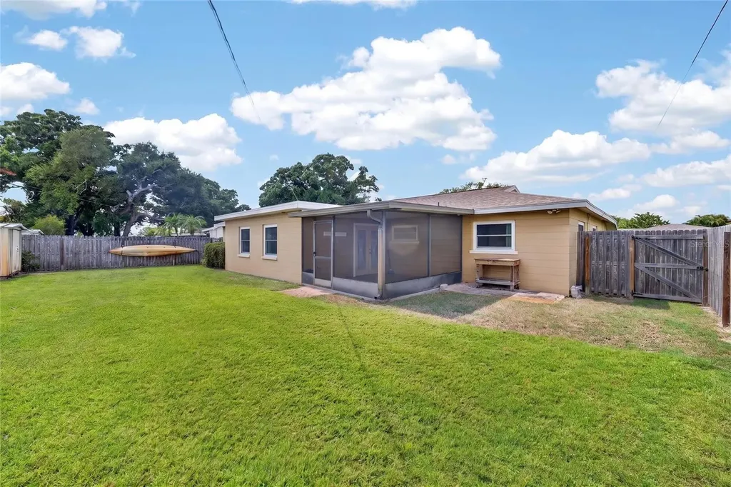 6074 28th Avenue N St Petersburg FL 33710
