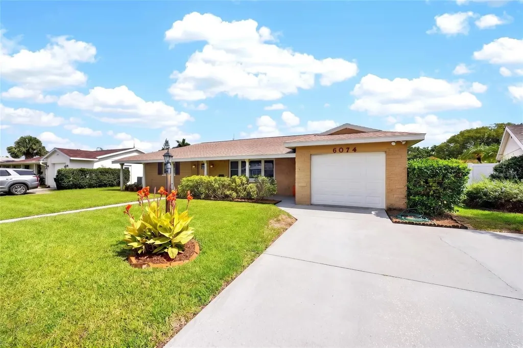 6074 28th Avenue N St Petersburg FL 33710