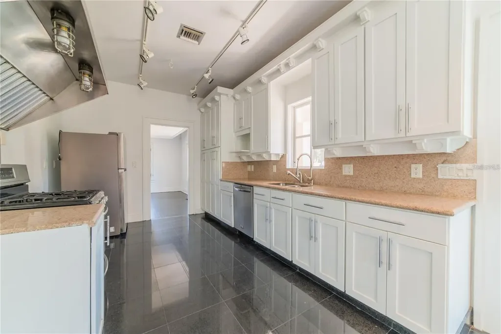 533 S Center Street Eustis FL 32726