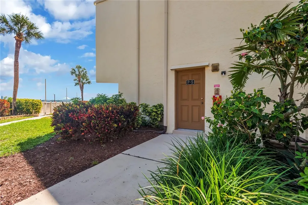 7520 Sunshine Skyway Lane S St Petersburg FL 33711