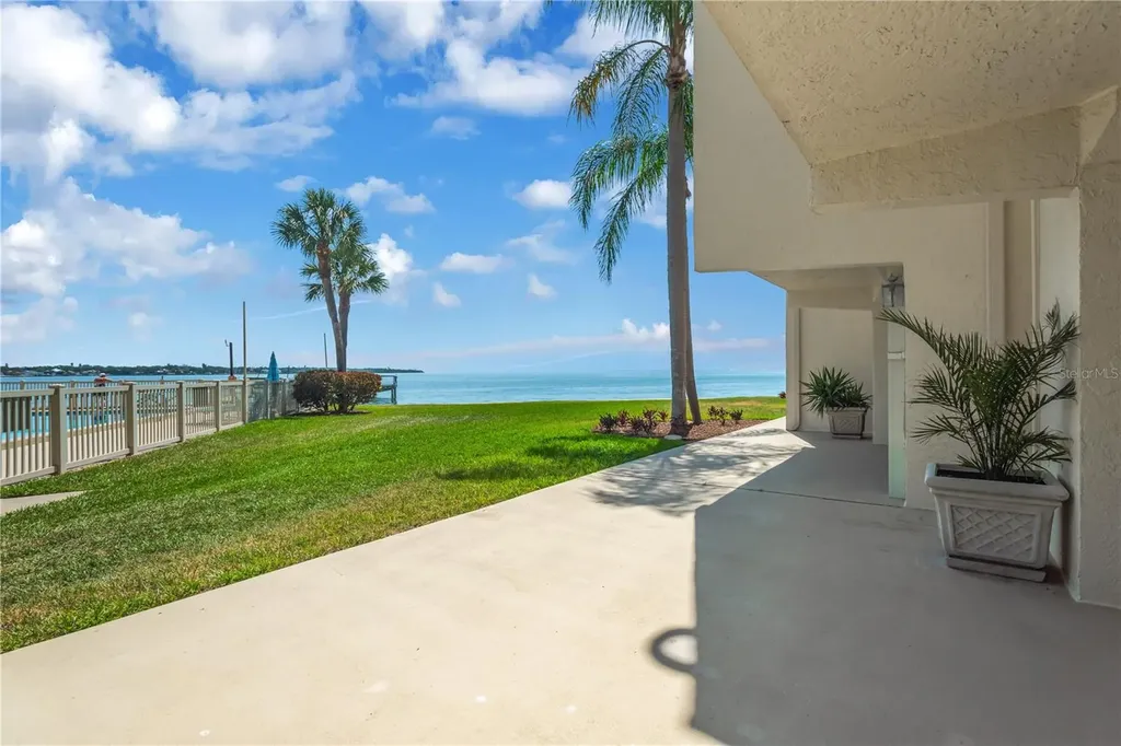 7520 Sunshine Skyway Lane S St Petersburg FL 33711