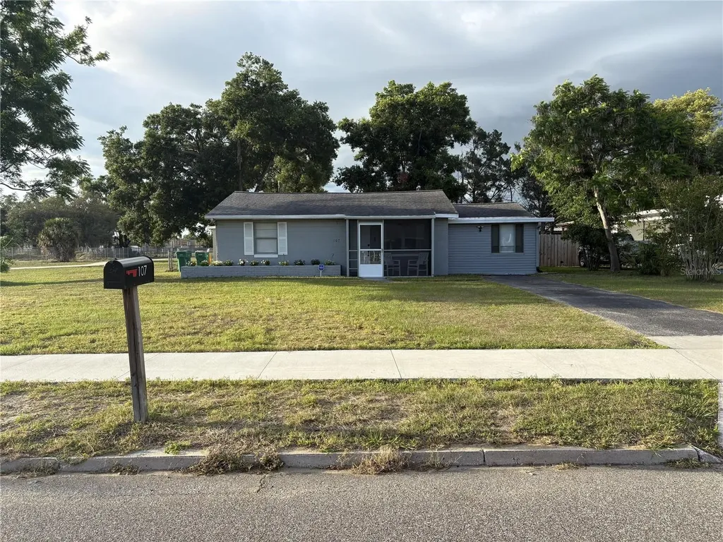 107 W Golf Links Avenue Eustis FL 32726