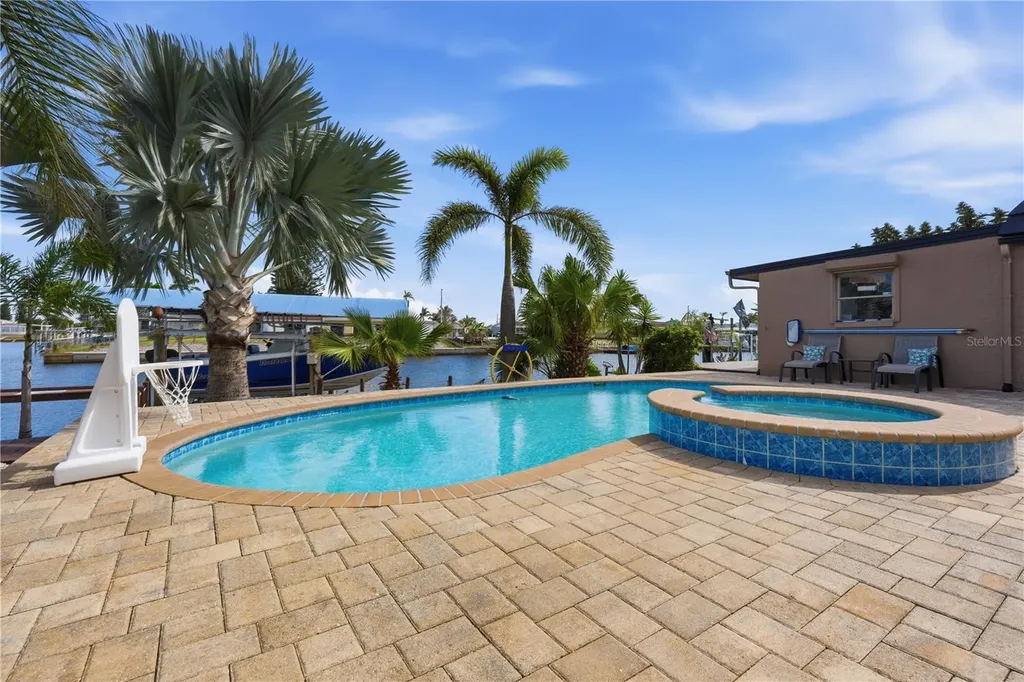 12821 4th Isle Hudson FL 34667