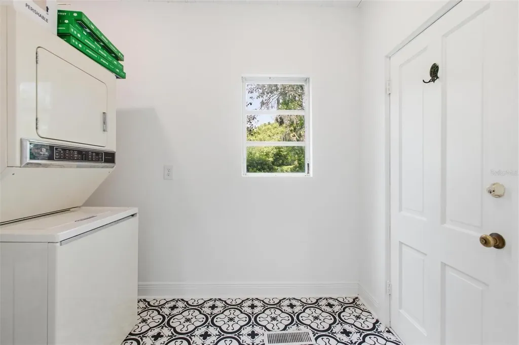 533 N Sans Souci Avenue Deland FL 32720