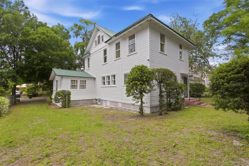 533 N Sans Souci Avenue Deland FL 32720