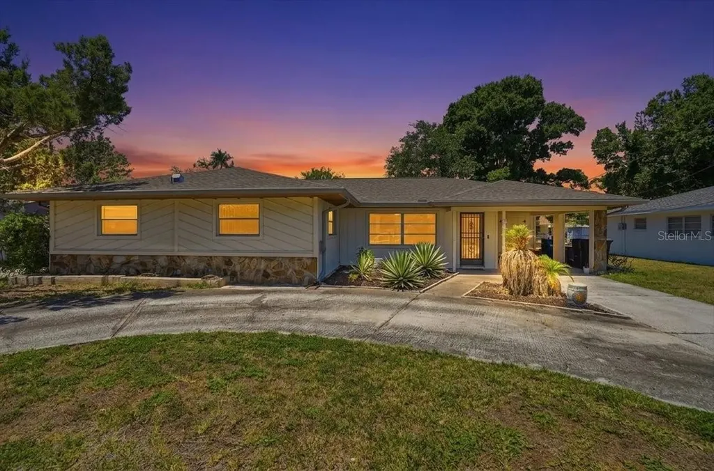 304 42nd Street W Bradenton FL 34209