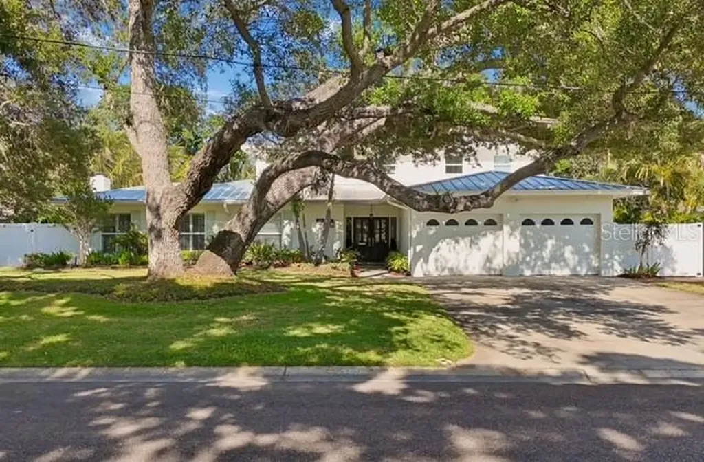 3301 Maple Street NE St Petersburg FL 33704