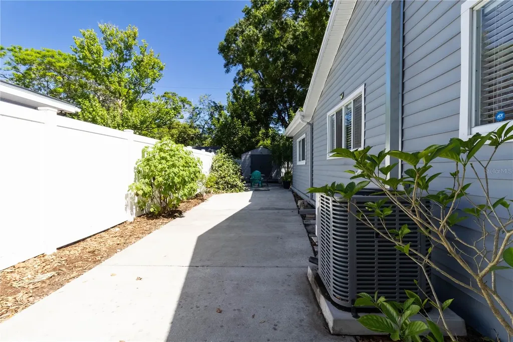 7211 12th Avenue N St Petersburg FL 33710