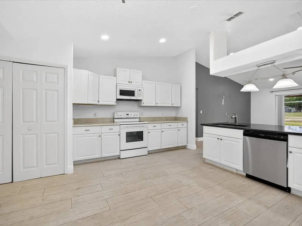 703 Sunridge Woods Boulevard Davenport FL 33837