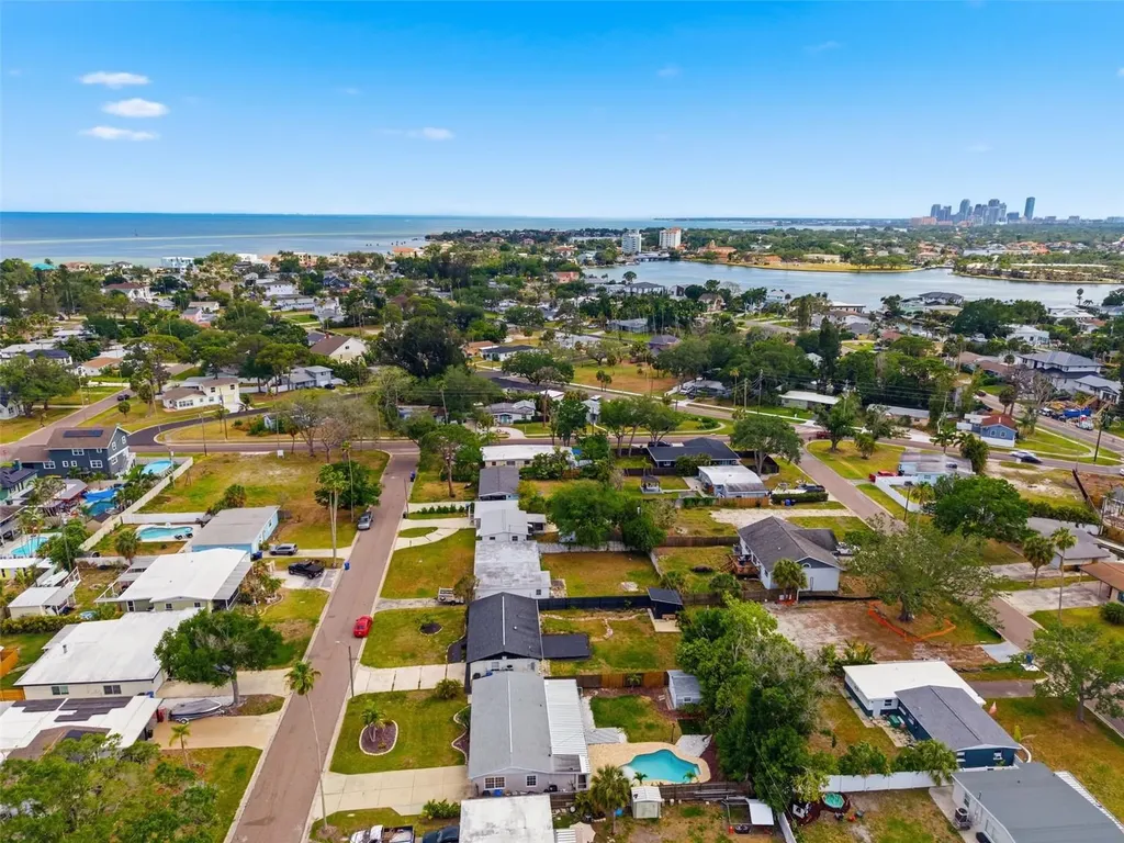 4146 Des Moines Street NE St Petersburg FL 33703