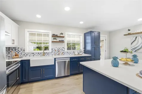 4146 Des Moines Street NE St Petersburg FL 33703
