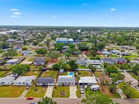 4146 Des Moines Street NE St Petersburg FL 33703