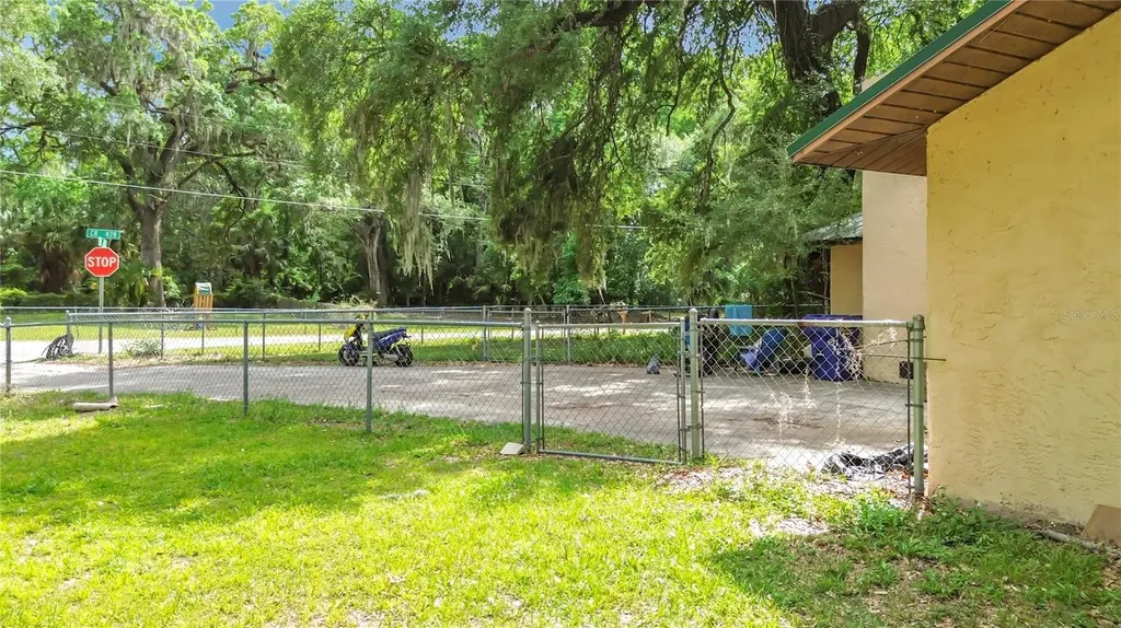 2548 Cr 422 Lake Panasoffkee FL 33538