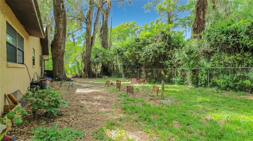 2548 Cr 422 Lake Panasoffkee FL 33538