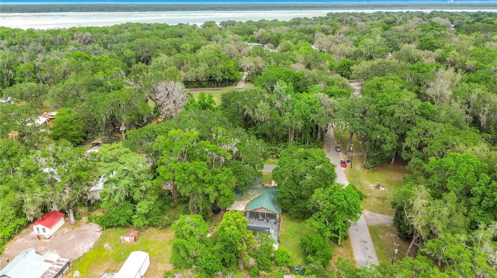 2548 Cr 422 Lake Panasoffkee FL 33538
