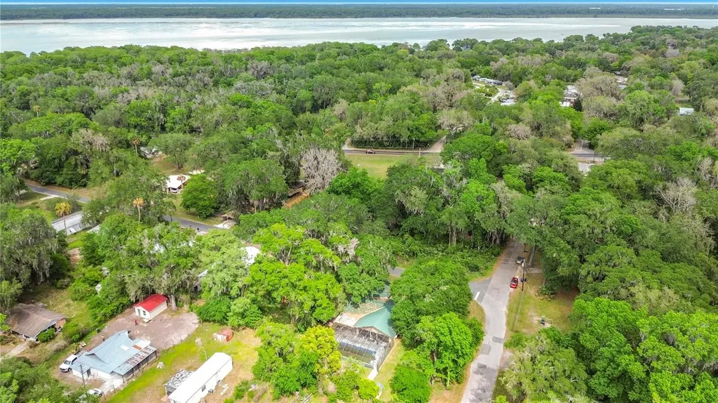 2548 Cr 422 Lake Panasoffkee FL 33538