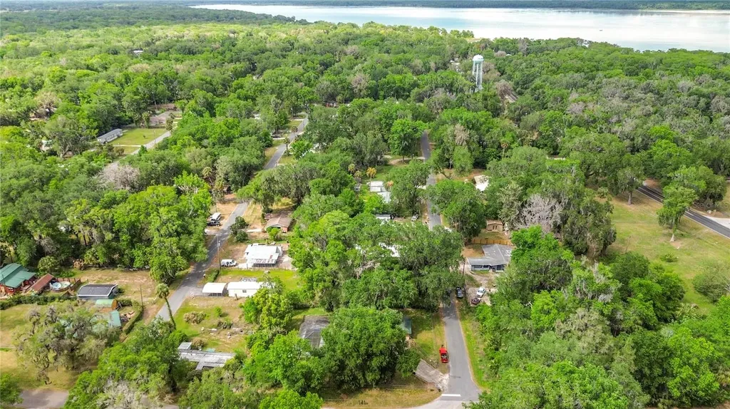 2548 Cr 422 Lake Panasoffkee FL 33538