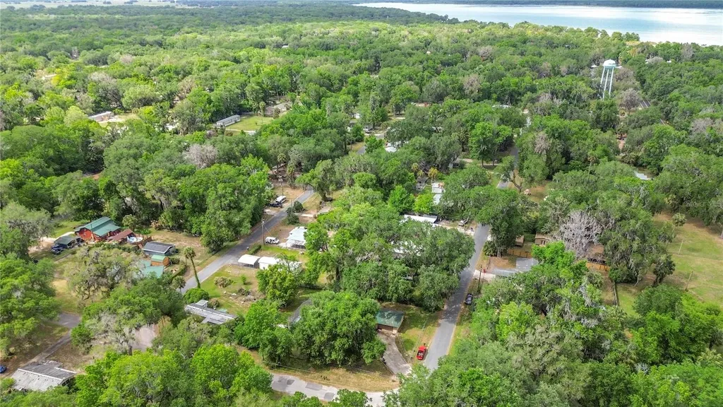 2548 Cr 422 Lake Panasoffkee FL 33538