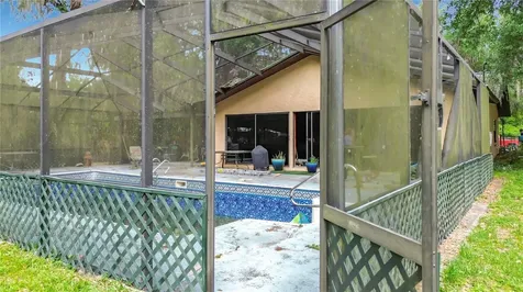 2548 Cr 422 Lake Panasoffkee FL 33538