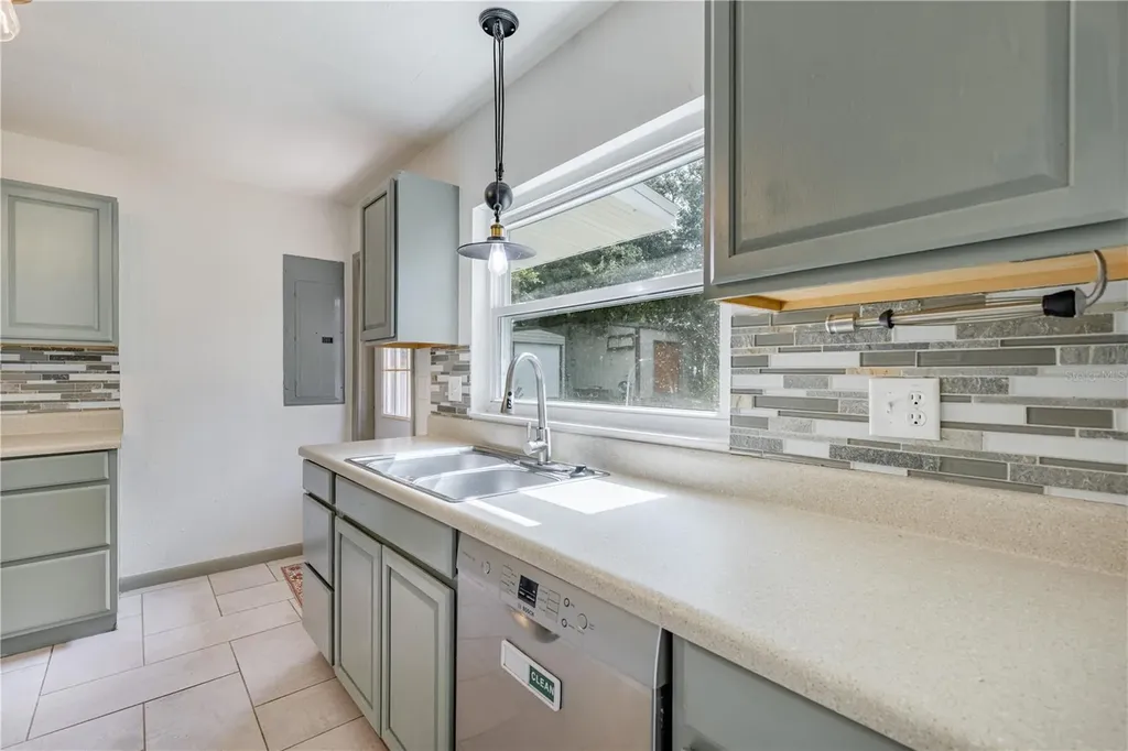 210 Donna Street Tavares FL 32778