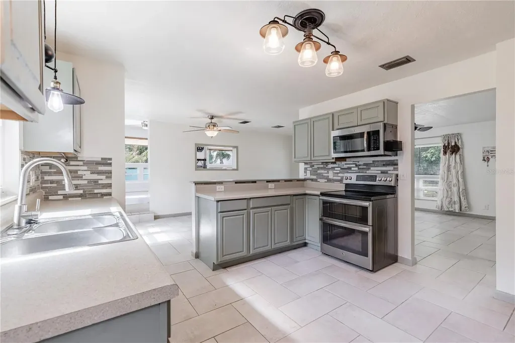 210 Donna Street Tavares FL 32778