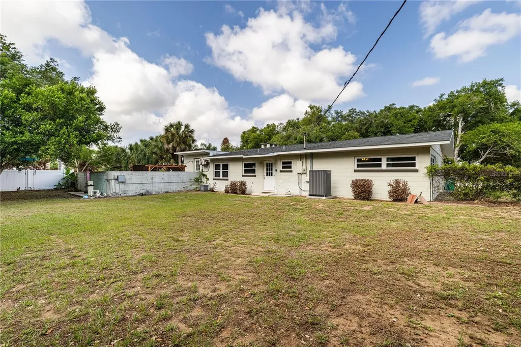 210 Donna Street Tavares FL 32778