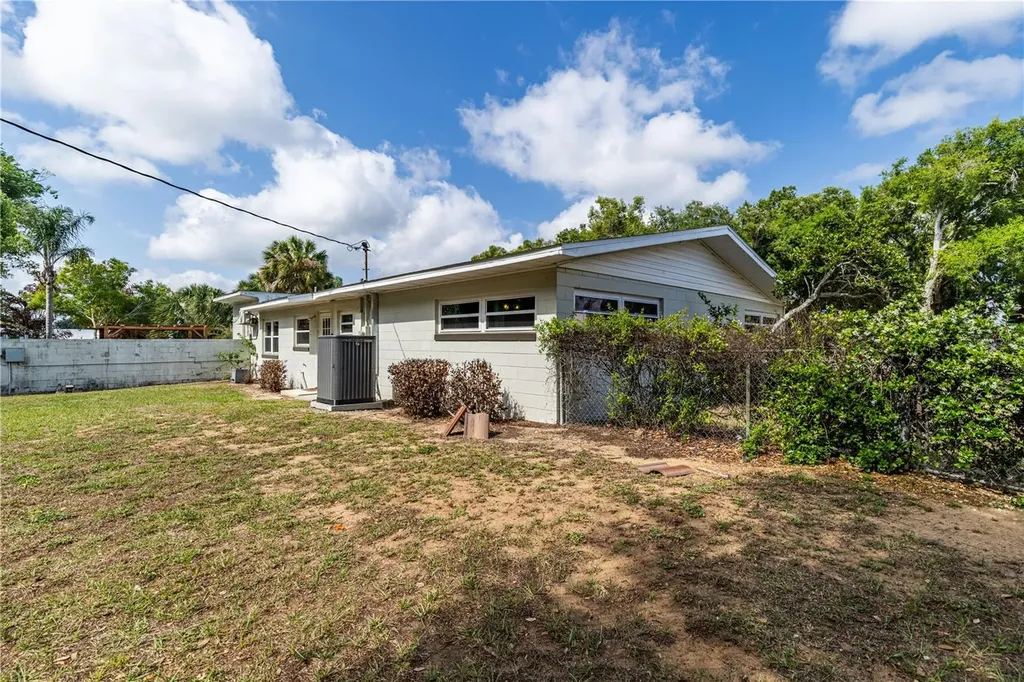 210 Donna Street Tavares FL 32778