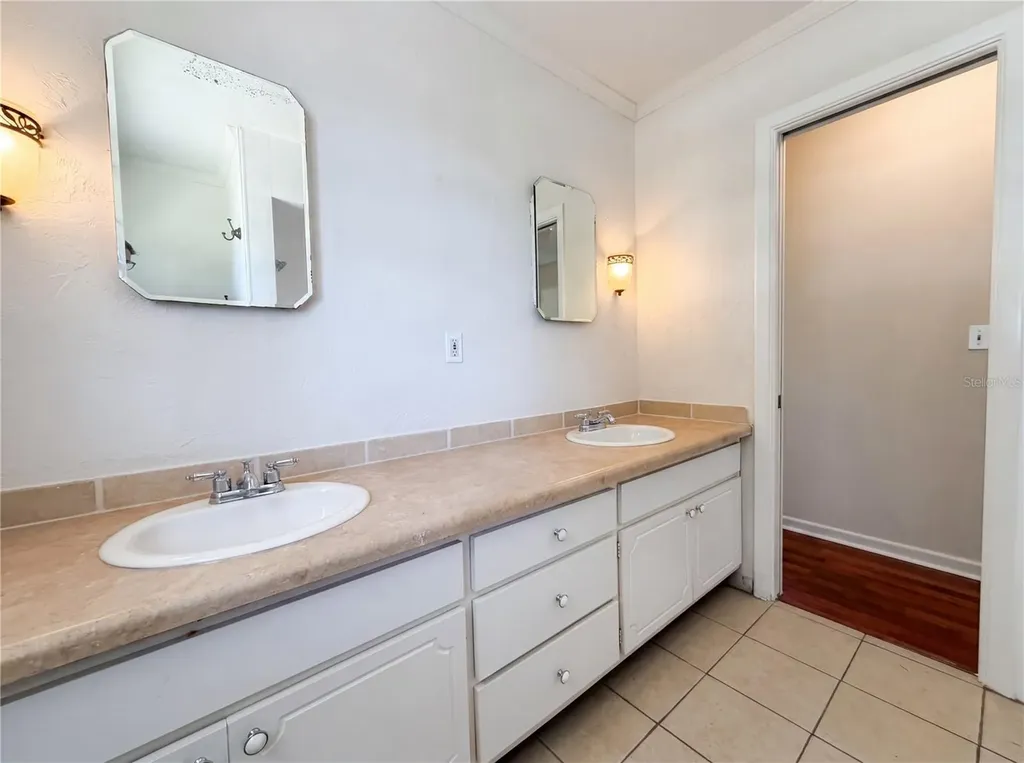 6712 Conetta Drive Sarasota FL 34243