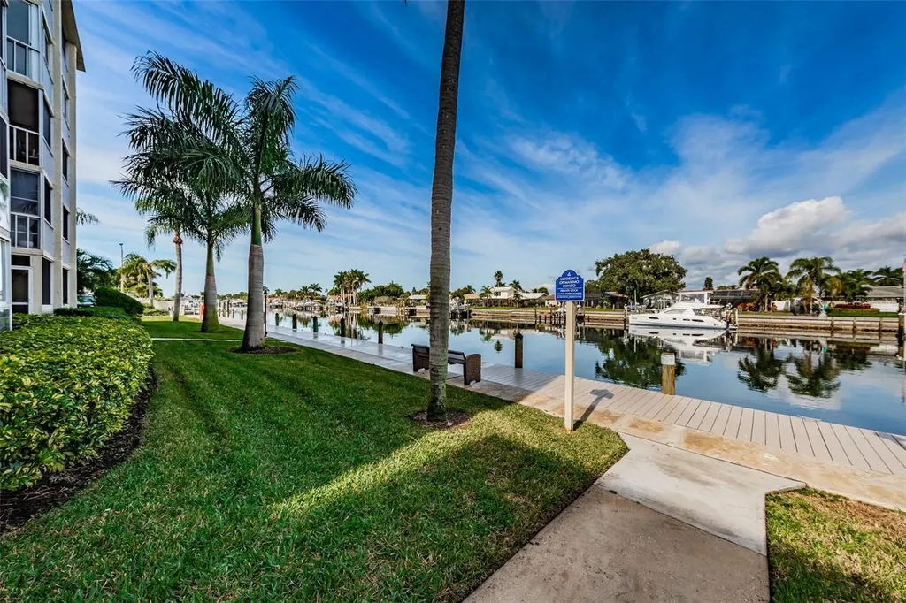 4908 38th Way S St Petersburg FL 33711