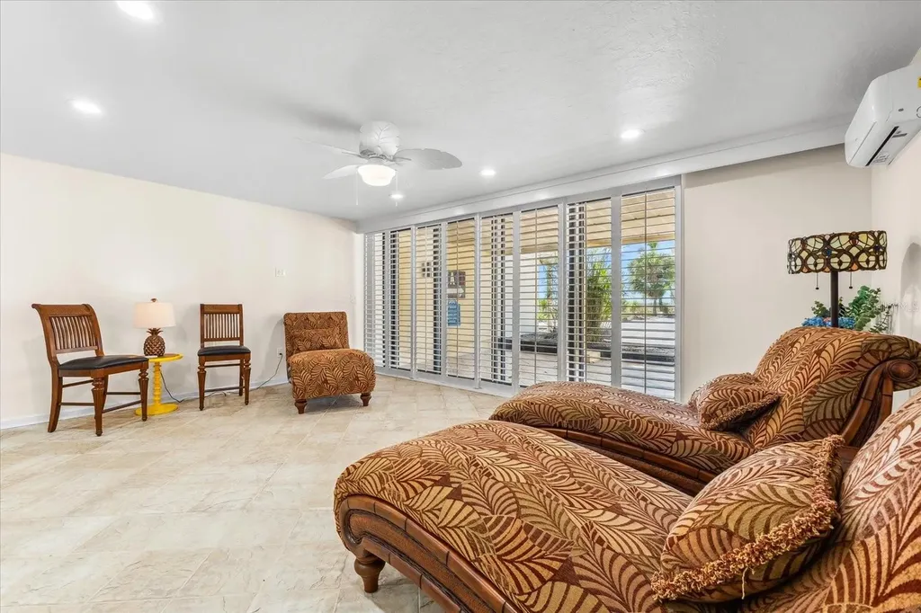 548A Beach Road Sarasota FL 34242